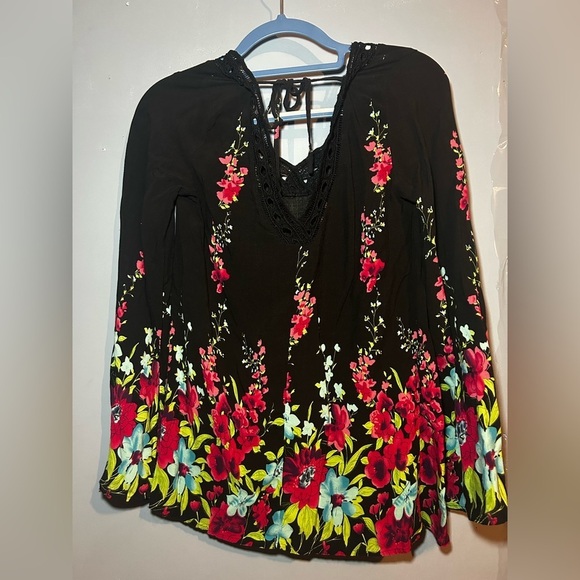 Suzanne Betro floral top, bell sleeves
Lace up detail with back tie
Size small - Picture 2 of 4